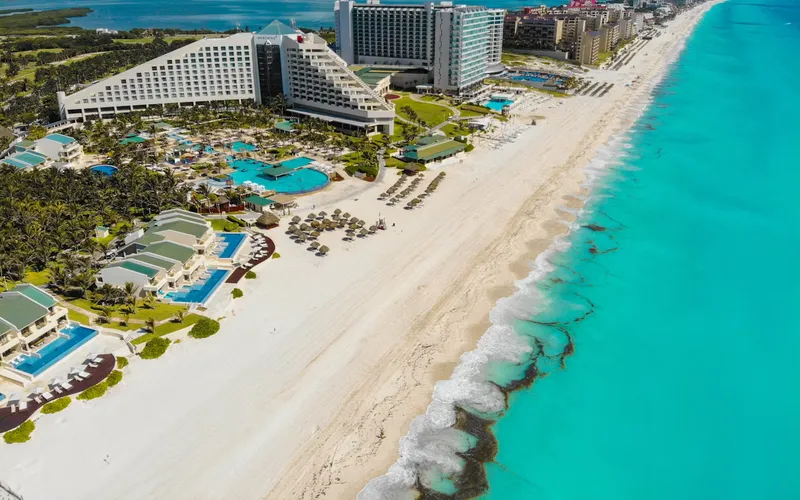 Turquoise Caribbean beach at Cancún